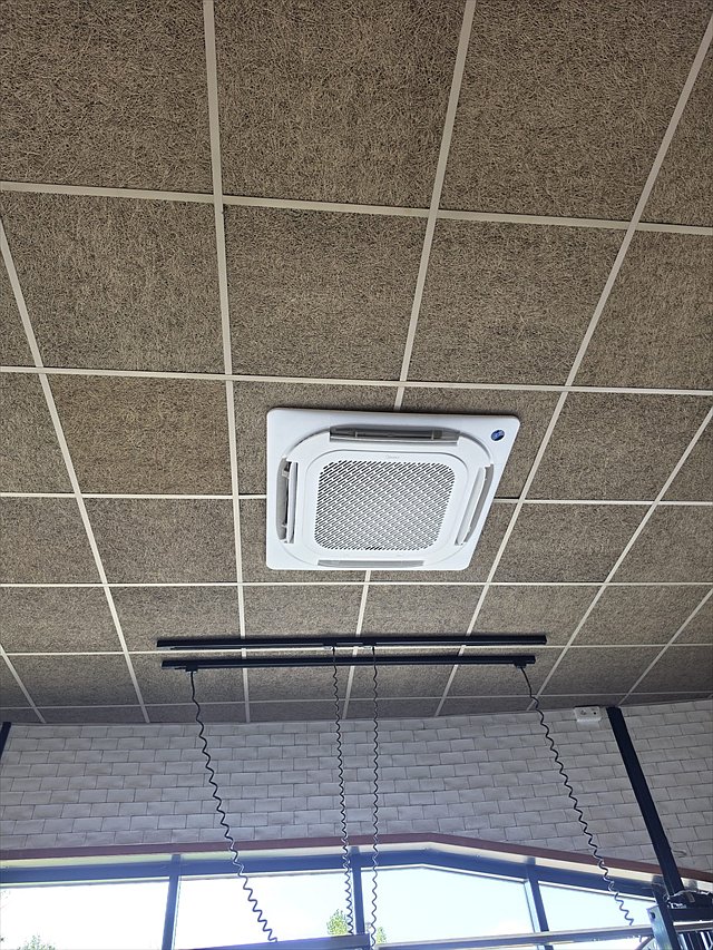 Cassette plafonnière installée en faux plafond