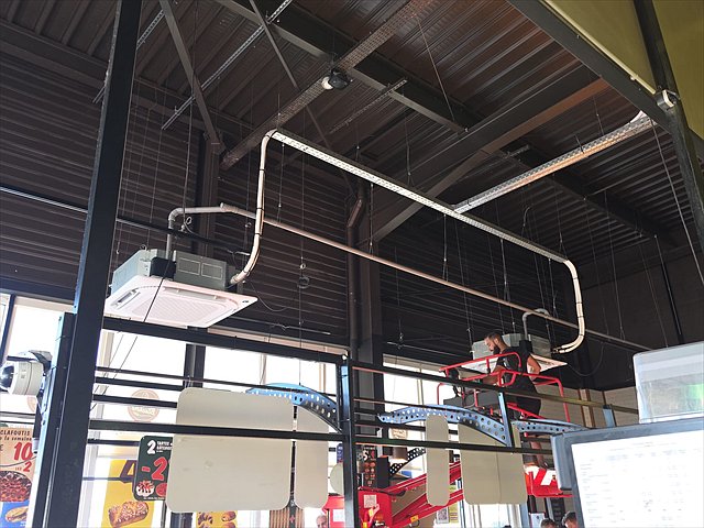 Réseau frigorifique et gainable installés en plafond sur un chantier professionnel