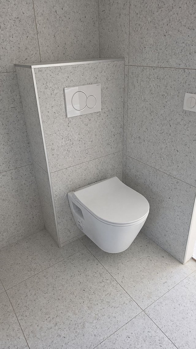 WC suspendu avec bâti-support encastré